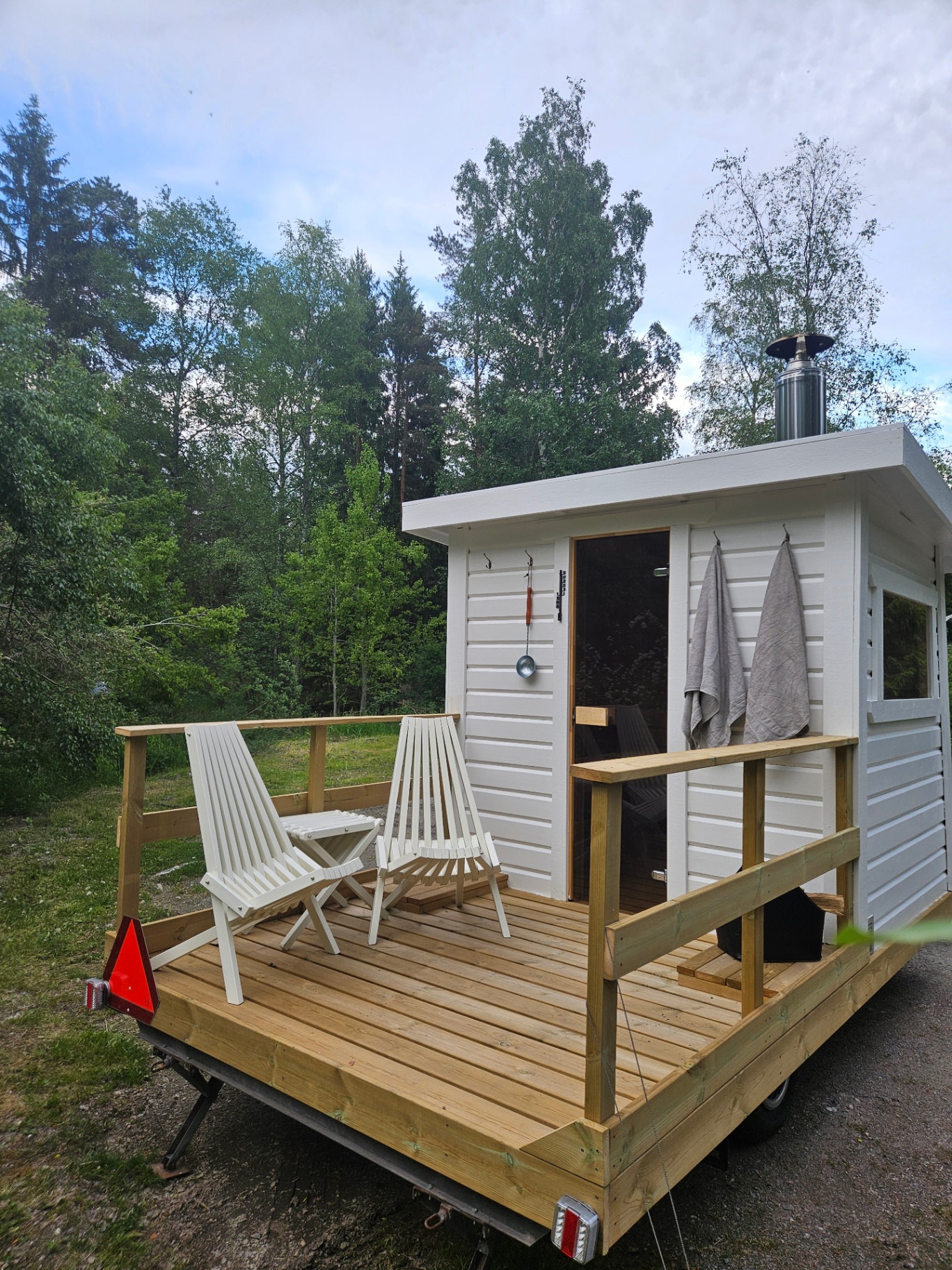 Älgeby Bastu — bastusläp vid sjön i skymningen
